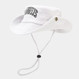 Détail du chapeau de soleil en coton blanc avec broderie Los Angeles et cordon réglable
