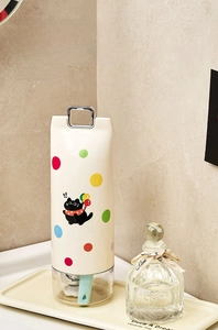 Détail du mixeur portable avec autocollants de chat et design de couvercle hermétique