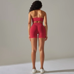 Dettaglio del set yoga rosso a coste senza cuciture con pantaloncini e reggiseno sport