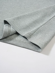 Gros plan détaillé sur le tissu gaufré gris et les finitions de couture de qualité