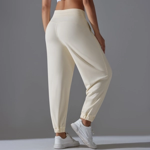 Détail du pantalon de jogging crème à taille haute avec poignets élastiques et maille douce