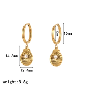 Orecchini a conchiglia in acciaio placcato oro 18k con perle, dimensioni e peso inclusi