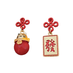 Asymmetrische Maneki Neko Katze und Mahjong Charakter Perlenohrringe mit roten Knoten