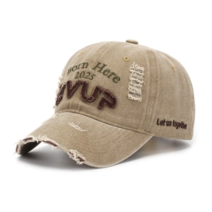 Détail de casquette de baseball en coton délavé kaki avec broderie 3D et usures rétro