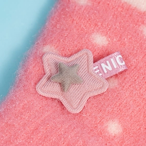 Pink knit children's gloves with star patch and ENIC label for winter warmth