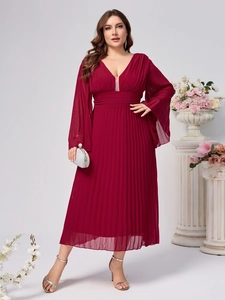 Dettaglio dell'abito in chiffon bordeaux con scollo a V e vita plissettata elegante