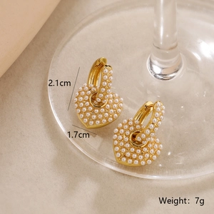 Vue détaillée de boucles d'oreilles cœur dorées avec perles blanches et dimensions