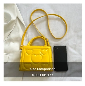 Comparaison détaillée de la taille du petit sac à main jaune avec un smartphone