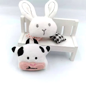 Broches d'animaux en peluche mignons avec un lapin blanc et une vache noire et blanche