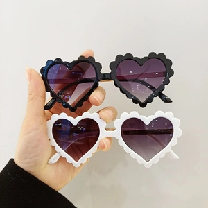 Lunettes de soleil enfant en forme de cœur avec monture festonnée noir et blanc