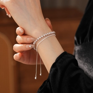 Gros plan d'un élégant bracelet double rang en perles et zircons avec fermoir ajustable