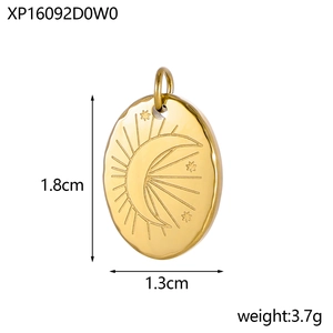 Détail du pendentif ovale doré avec gravure lune et soleil, taille 1,8cm x 1,3cm