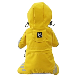 Vue détaillée d'un imperméable jaune pour chien avec capuche et bandes réfléchissantes grises