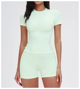 Dettaglio del set yoga verde menta senza cuciture con coste e tessuto elastico