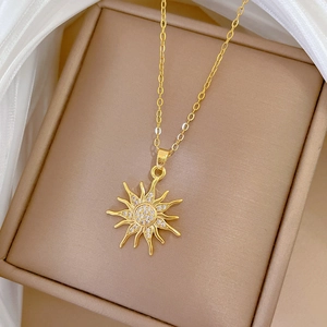 Luxuriöse goldene Sonnenblumen-Halskette mit Zirkonia-Kristallen in einer Schmuckschatulle