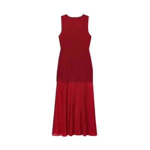 Robe longue rouge sans manches en maille avec jupe plissée sur fond blanc pur