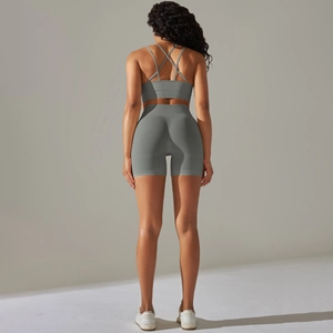 Détail d'un ensemble de yoga côtelé sans couture avec brassière croisée et short de sport