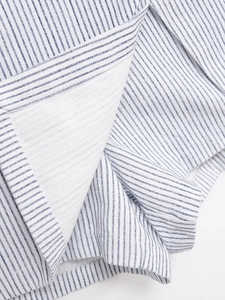 Vue macro détaillée de la texture du tissu en coton à rayures bleues et blanches
