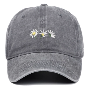 Ricamo dettagliato di tre margherite bianche su cappello denim grigio scuro lavato