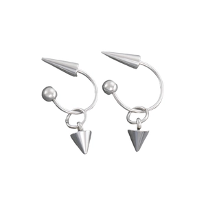Détail macro de boucles d'oreilles punk argentées avec breloques coniques et fini acier