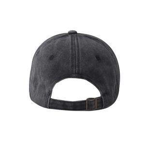 Détail de la casquette en coton délavé gris foncé avec boucle de réglage en métal au dos