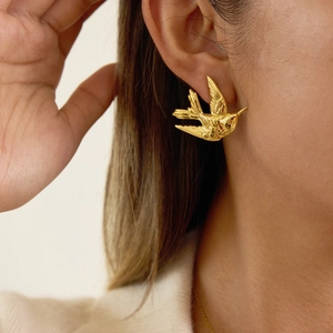 Élégantes boucles d'oreilles colombe en or avec un design minimaliste d'oiseau