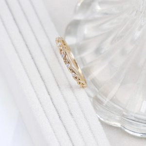 Macro dell'anello in argento 925 con opale, design intrecciato oro e micro zirconi