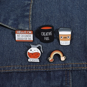 Lot de cinq broches émaillées sur le thème du café avec slogans sur denim foncé