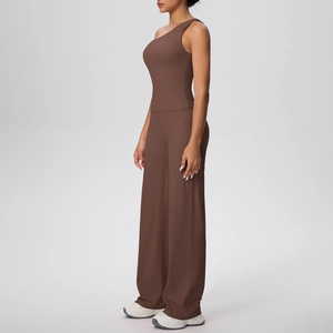 Vue latérale d'un ensemble de yoga marron foncé avec haut asymétrique et pantalon