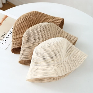 Texture dettagliata di cappelli a secchiello in paglia intrecciata beige