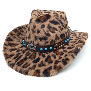 Dettaglio cappello cowboy leopardato con perline blu e croce in metallo su cinturino in pelle