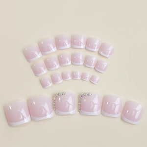 Uñas postizas cortas para pies estilo francés rosa con detalles de diamantes