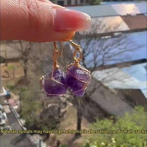 Handgefertigte 18K golddrahtumwickelte Ohrhänger mit lila Amethyst-Naturkristallsteinen