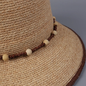Eleganter Raffia-Sonnenhut für Damen mit gewebtem Band und dekorativen Holzperlen