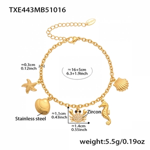 Vue détaillée d'un bracelet océan doré avec pendentifs étoile de mer, crabe et coquillage