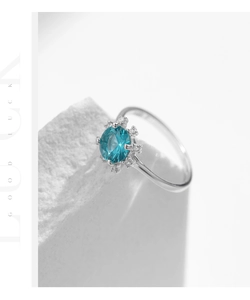 Vue macro de la bague tournesol en argent S925 avec cristal bleu et zircons brillants