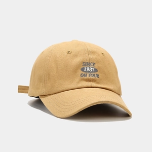 Dettaglio del cappellino da baseball kaki in cotone con ricamo retrò SINCE 1987