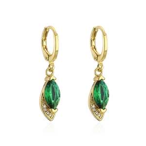 Dettaglio di orecchini placcati oro 18K con pietra verde marquise e strass lucidi