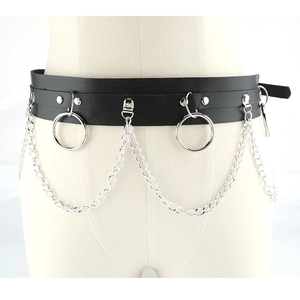 Schwarzer Punk-Gürtel mit silbernen Metallringen und mehrlagigen Ketten für Damen-Outfits