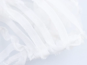 Vue macro détaillée du tissu en dentelle blanche avec texture de franges délicates