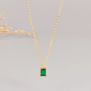 Elegant 18k gold plated stainless steel necklace with emerald green square pendant