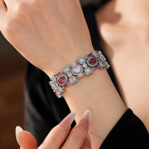 Gros plan d'un bracelet vintage avec zircons colorés porté au poignet d'un mannequin