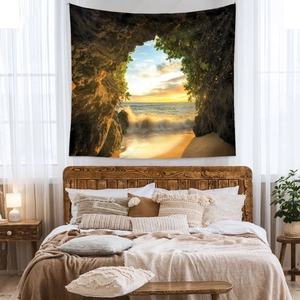 Détail d'une tapisserie de plage bohème suspendue au-dessus d'une tête de lit moderne