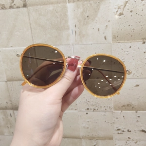 Occhiali da sole rotondi vintage ambra con cerniere in metallo dorato e lenti marroni