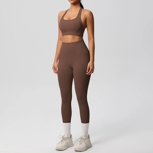 Set yoga marrone cioccolato con leggings a vita alta e reggiseno sportivo racerback