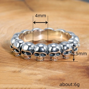 Bague tête de mort gothique rétro en argent antique pour hommes et femmes sur bois
