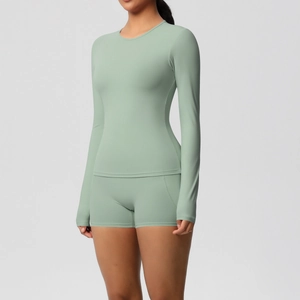Détail d'un ensemble de yoga vert gris avec haut à manches longues et short de sport