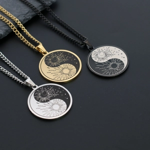Vue détaillée des colliers pendentifs Yin Yang en finitions or, argent et noir mat