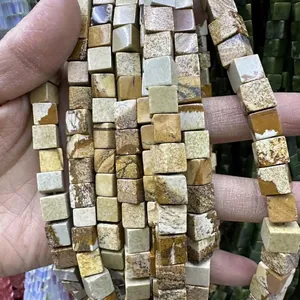 Vue macro de perles carrées en pierre naturelle aux motifs terreux pour bijoux DIY