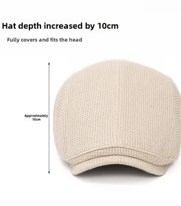 Détail de la casquette en tricot beige avec profondeur de 10 cm et motif gaufré